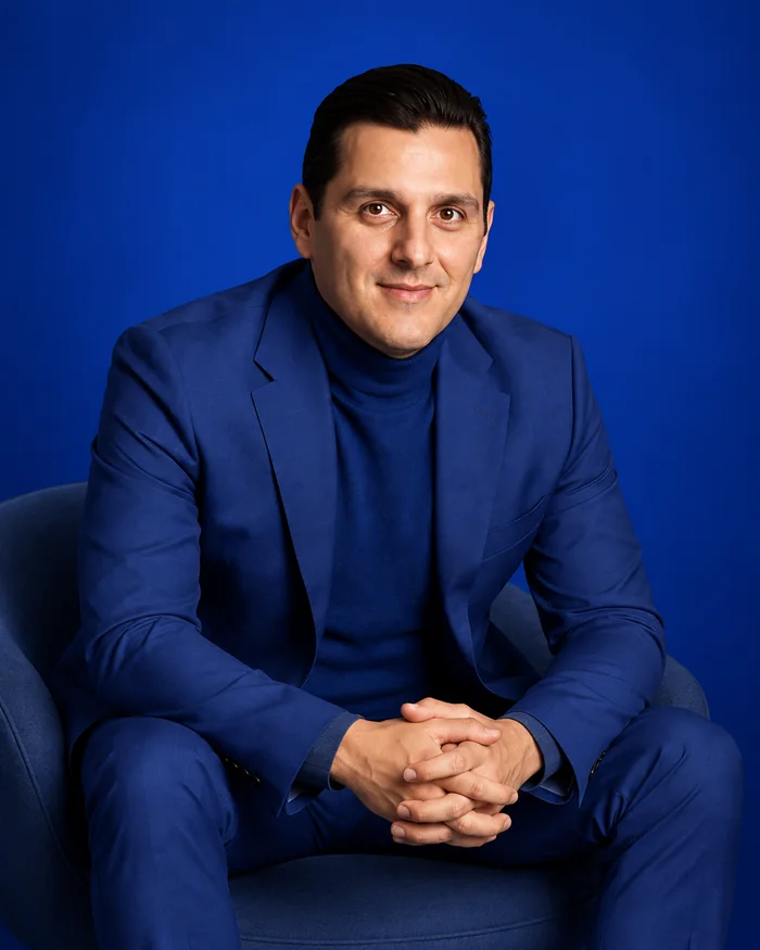 Roberto Josè Infantino im blauen Anzug